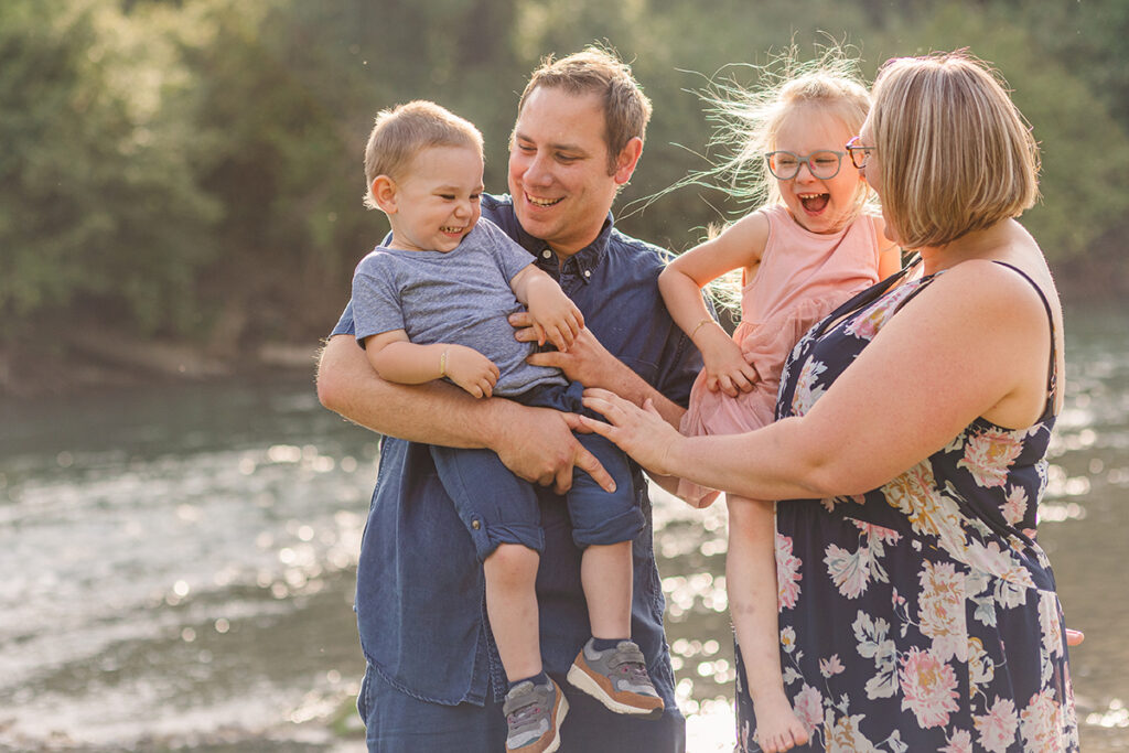 Familienshooting einer Familie an der Aare im Aargau