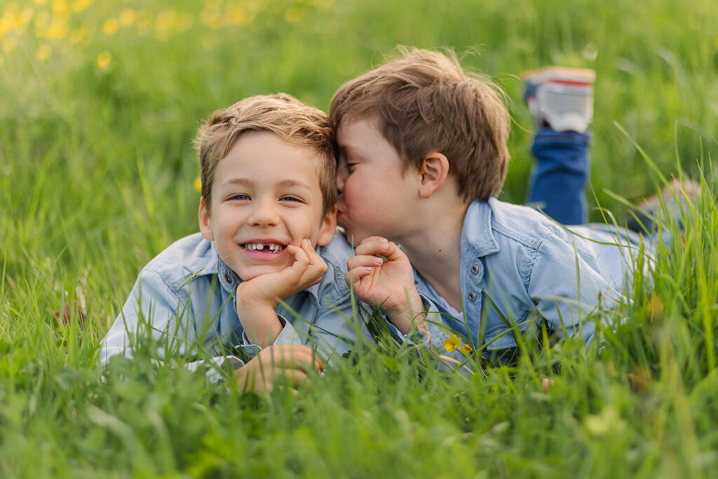 Zwei Jungs liegend im Gras