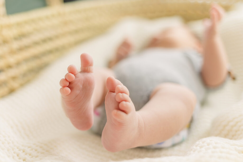 Babyshooting Details Babyfüsse im einem Weidenkorb