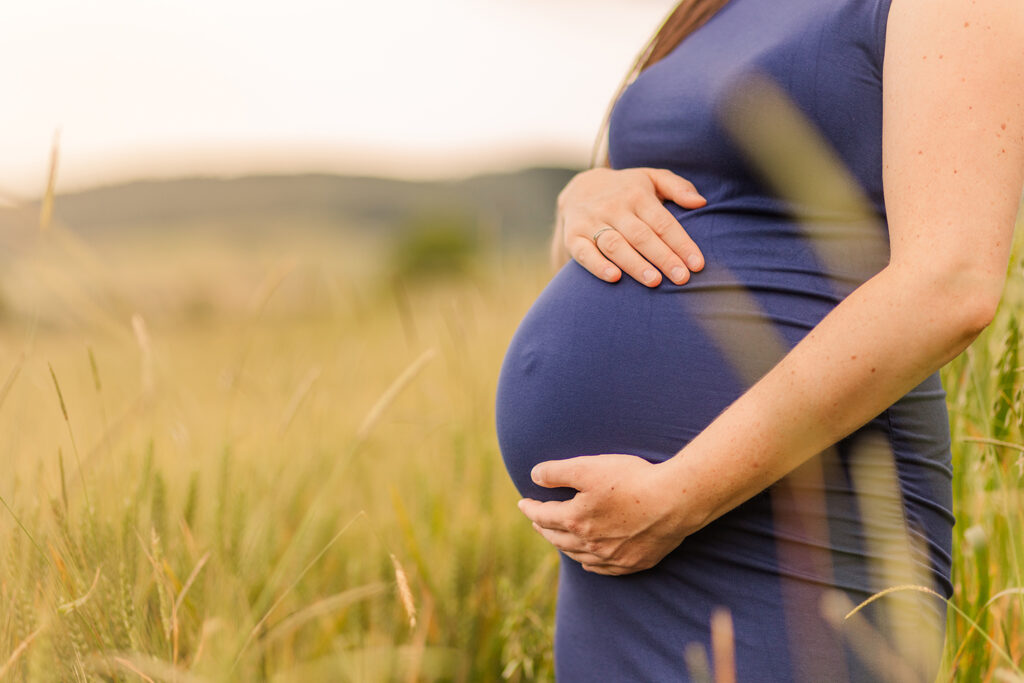 Babybauch im Feld