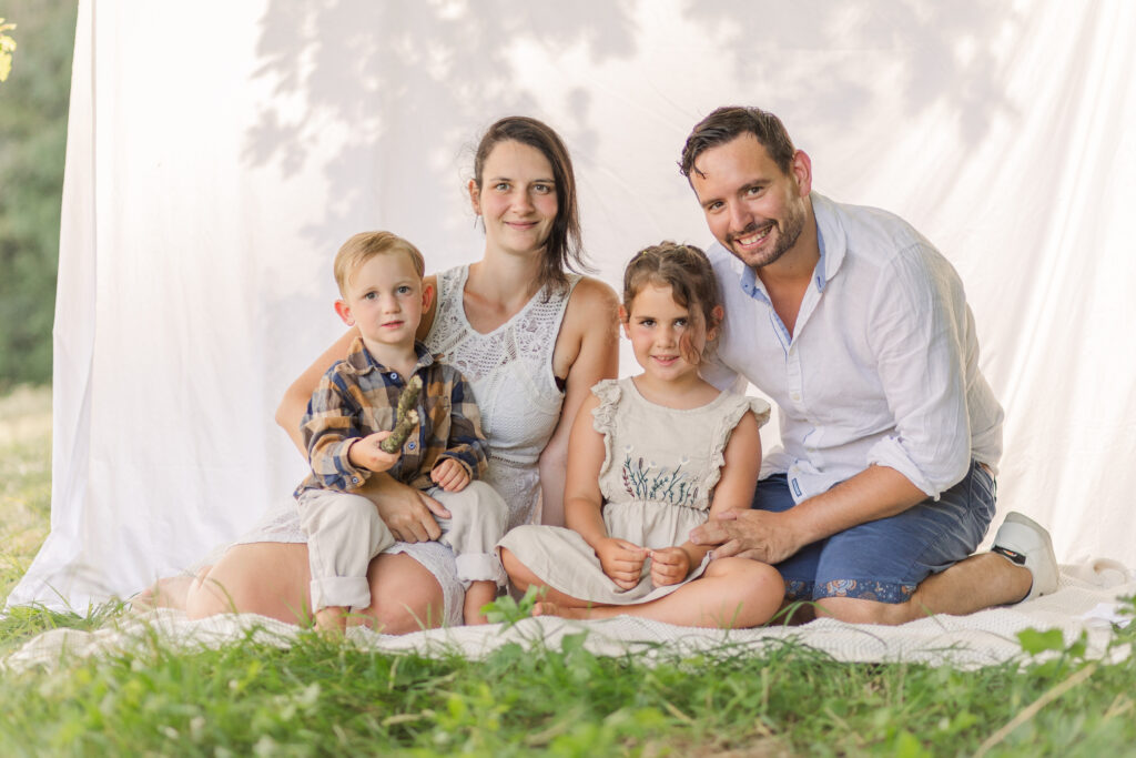 Familie beim Minishooting beim Sonnenuntergang. Aargau