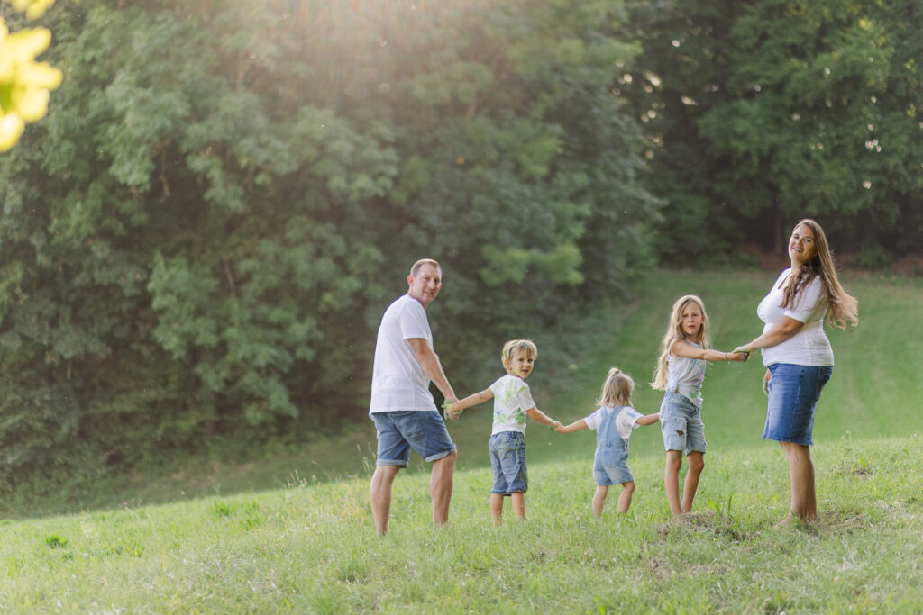 Familie in der Natur halten Hände